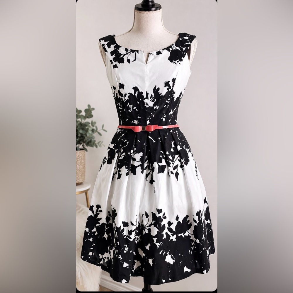 White House Black Market Floral Fit Flare Dress Size 4 with hidden pockets